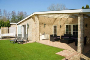 Spaanse Bungalow met ruime tuin nabij Amsterdam